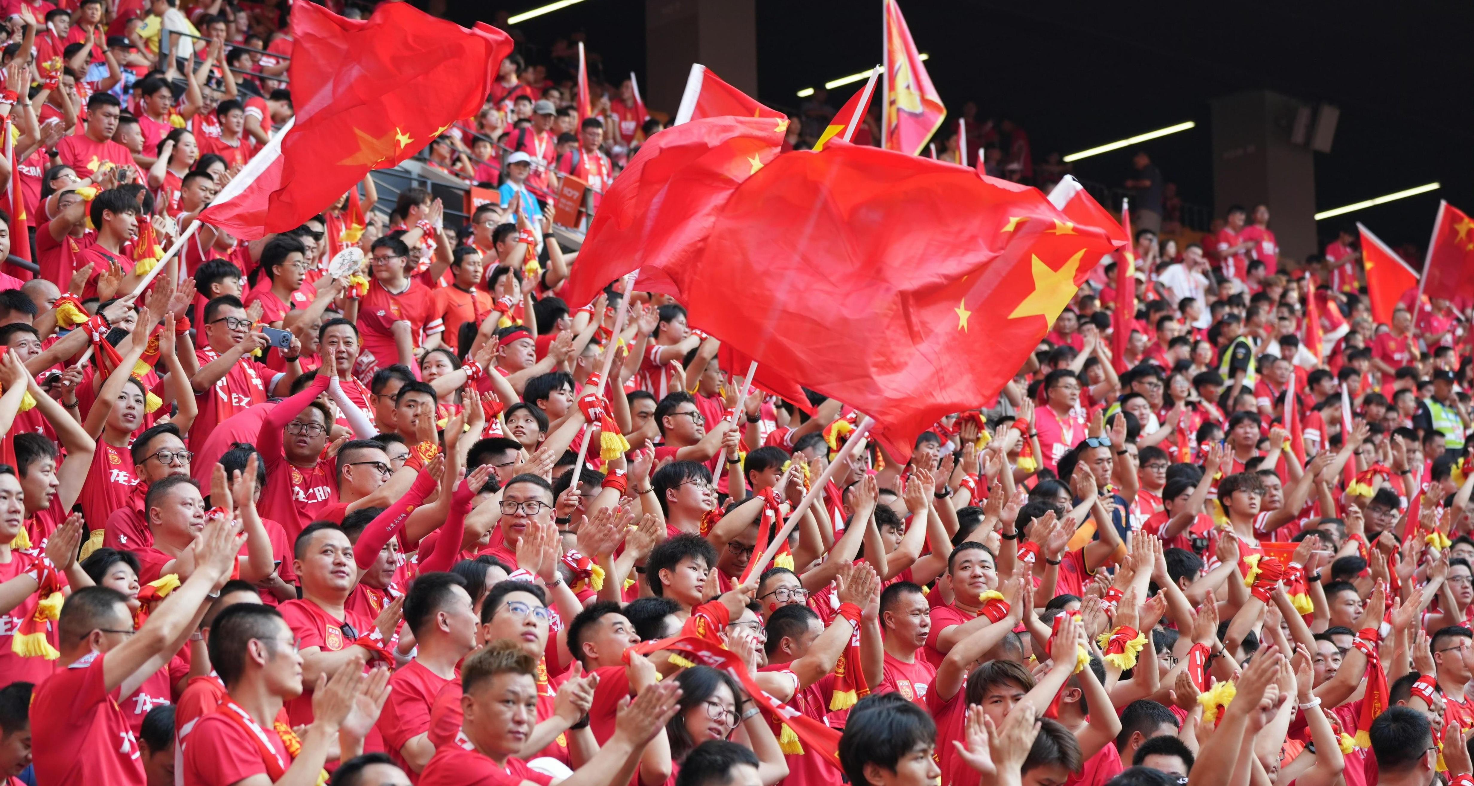 国内职业足球盛况令人瞩目，观众热情高涨的简单介绍
