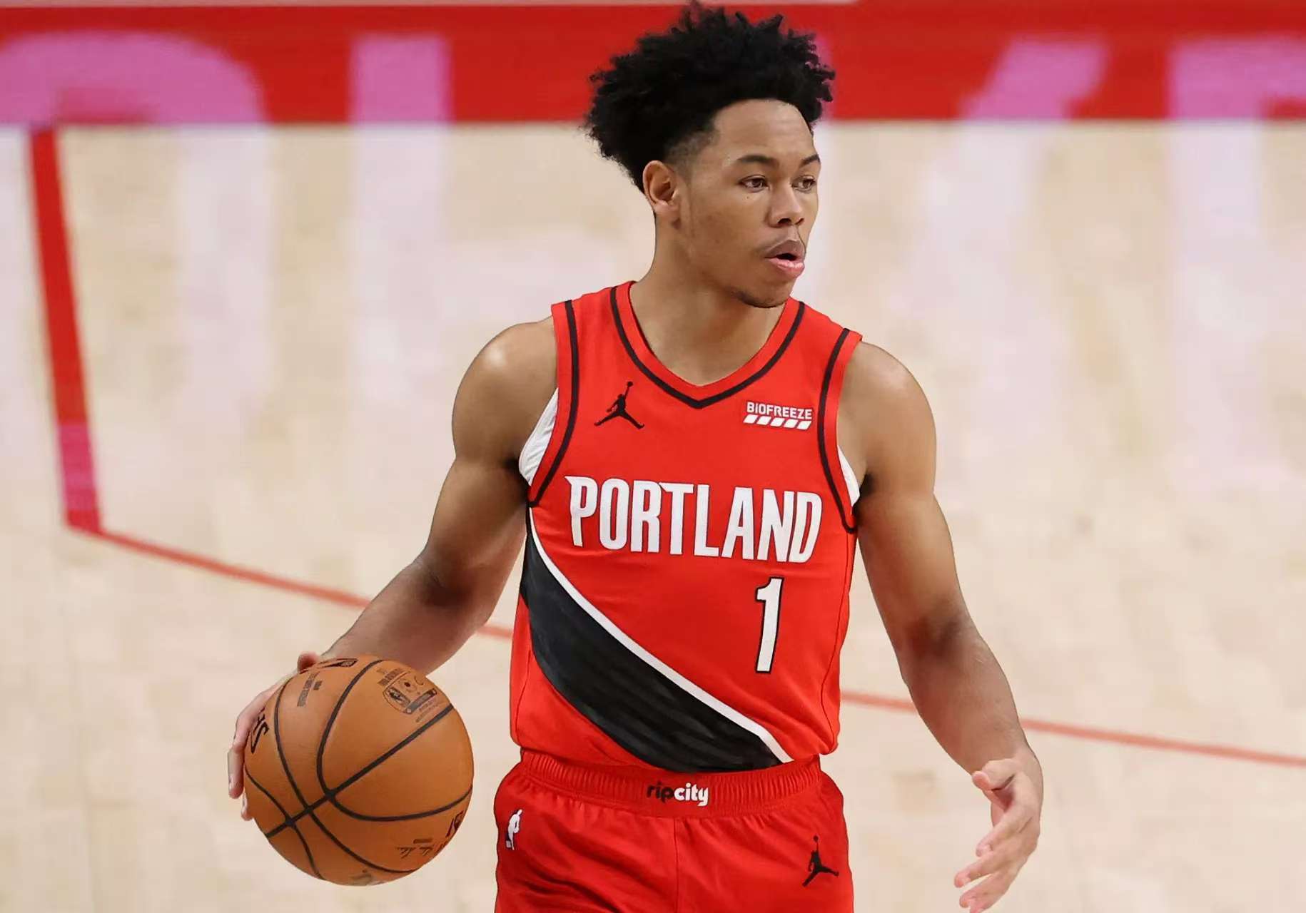 开拓者主场胜马刺,米切尔三分活跃 开拓者主场胜马刺,米切尔三分活跃