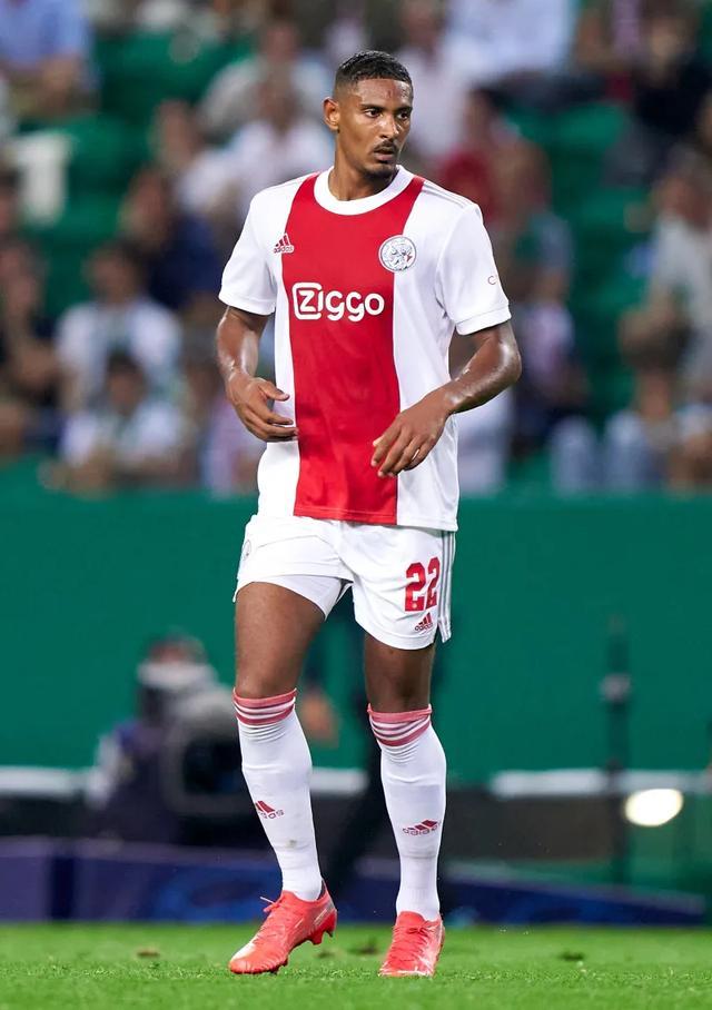 阿贾克斯前锋凭借个人能力破门 阿贾克斯前锋凭借个人能力破门