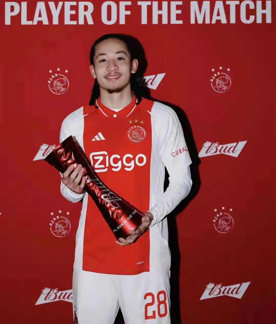 阿贾克斯前锋凭借个人能力破门 阿贾克斯前锋凭借个人能力破门