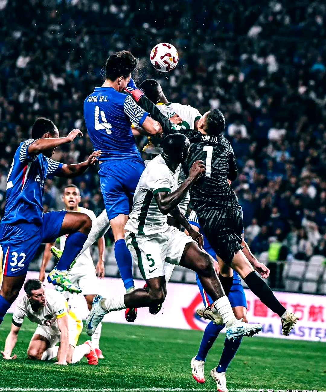 艰难取胜,球队在比赛中突破对手防线 艰难取胜,球队在比赛中突破对手防线