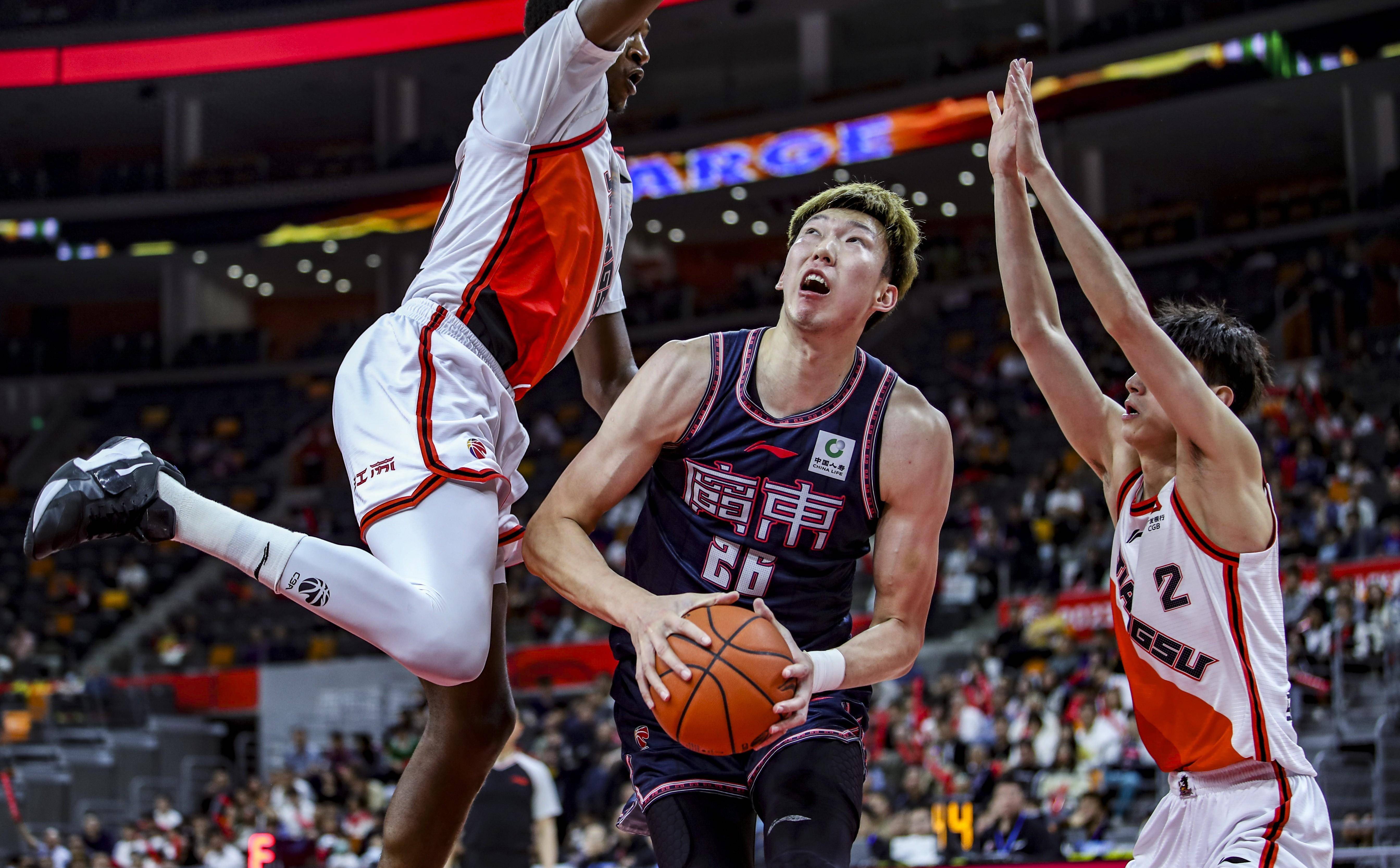 男篮联赛球员在场上的表现引发热议 男篮联赛球员在场上的表现引发热议