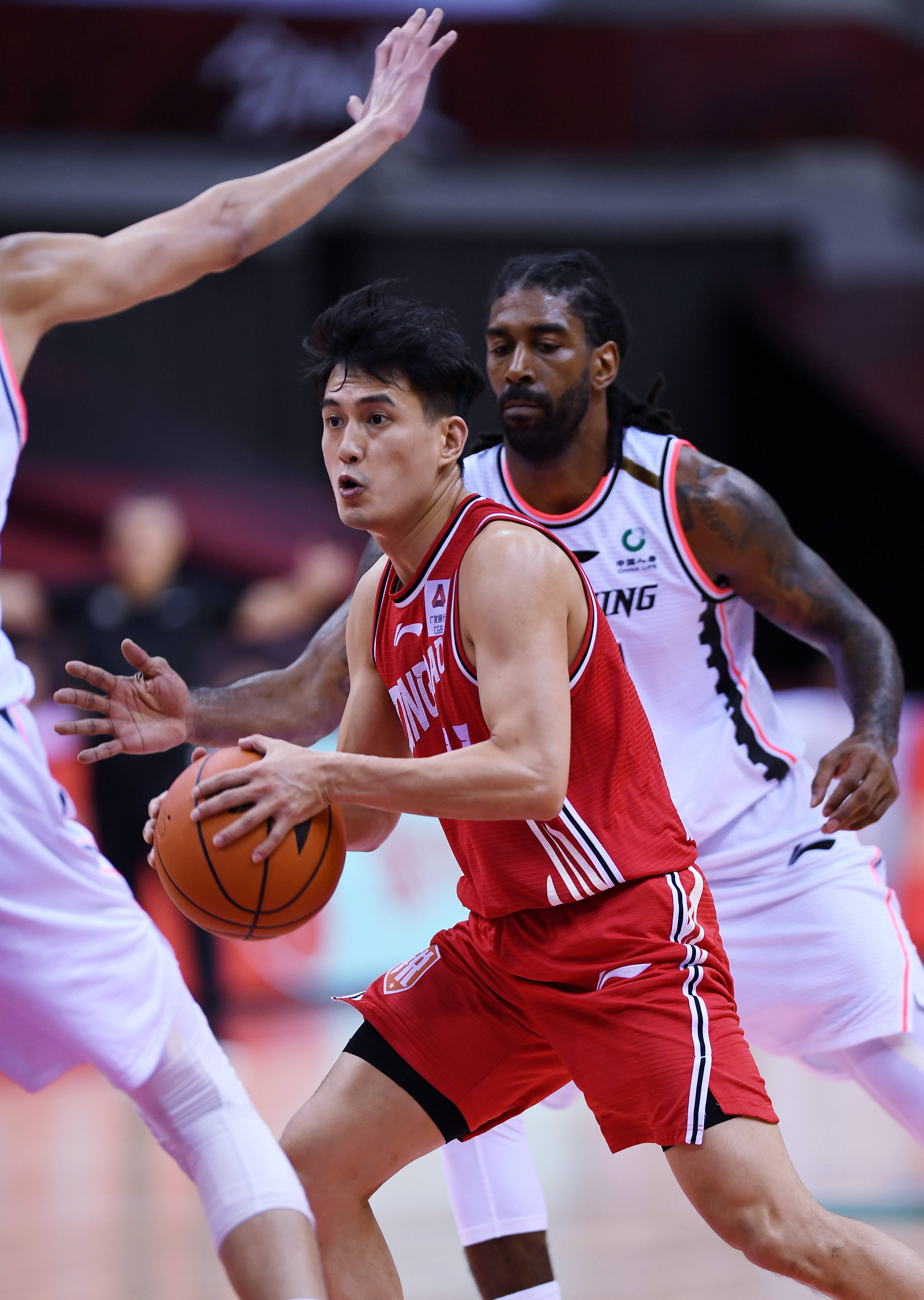 男篮联赛球员在场上的表现引发热议 男篮联赛球员在场上的表现引发热议