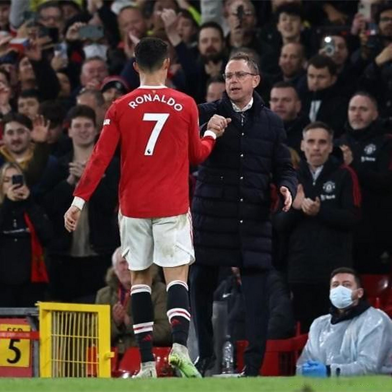 队长受伤下场,球队困境不断加深 队长受伤下场,球队困境不断加深