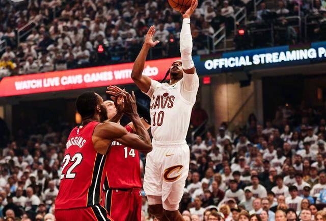 爵士惜败太阳,米切尔砍下全队最高30分 爵士惜败太阳,米切尔砍下全队最高30分